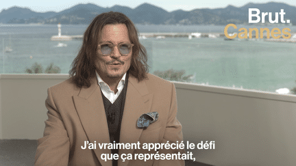 Johnny Depp est à Cannes pour présenter le film de Maïwenn “Jeanne du Barry” dans lequel il joue, en français, le rôle du roi Louis XV. Une présence qui fait polémique après son récent procès qui l’a opposé à son ex-épouse, Amber Heard.