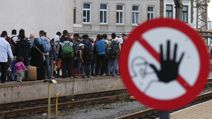 &nbsp; (Des réfugiés bloqués ce dimanche dans une gare de Vienne, alors que l'Allemagne a suspendu la circulation des trains depuis l'Autriche © REUTERS - Heinz-Peter Bader)