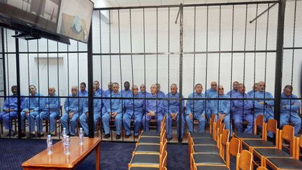 Vngt-trois accus&eacute;s sur trente-sept sont pr&eacute;sents pour leur proc&egrave;s &agrave; la cour p&eacute;nale de Tripoli (Libye), le&nbsp;14 avril 2014. (MAHMUD TURKIA / AFP)