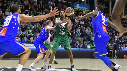 Darryl Watkins très entouré par la défense de Châlons (JOEL PHILIPPON / MAXPPP)