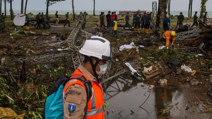 Les secouristes recherchent des victimes du tsunami dans la région de Pandeglang, dans l'ouest de l'île de Java, le 24 décembre. (VERI SANOVRI / XINHUA)