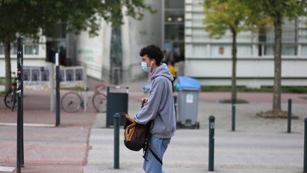 Un étudiant sur le campus de l'université de Nantes, le 24 septembre 2020. (ROMAIN BOULANGER / MAXPPP)