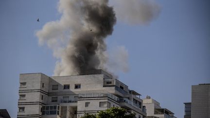 De la fumée se dégage d'un immeuble après la frappe de roquettes du Hamas dans la ville d'Ashkelon, en Israël, le 7 octobre 2023. (MOSTAFA ALKHAROUF / AFP)