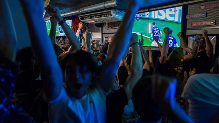 Des supporters de l'équipe de France devant la demi-finale de la Coupe du monde de football, entre la France et le Maroc, à Toulouse (Haute-Garonne), le 14 décembre 2022. (FREDERIC SCHEIBER / HANS LUCAS / AFP)