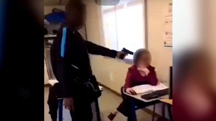 Un élève du lycée Edouard-Branly de Créteil&nbsp;(Val-de-Marne) pointe une arme factice sur une professeure, le 18 octobre 2018.&nbsp; (SNAPCHAT)