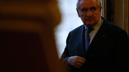 L'ancien Premier ministre Jean-Pierre Raffarin dans un couloir du Sénat à Paris en novembre 2009 (AFP PHOTO JOEL SAGET)