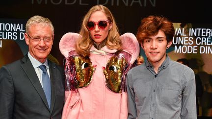 José Luis Gutierrez Martinez, grand prix femme du festival de mode de Dinan 2016, avec son modèle et Mickael Scherper, PDG de Messe Franckfurt
 (Jean-Louis Coulombel)