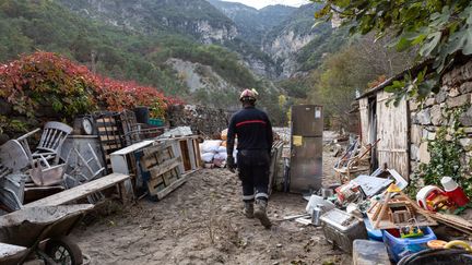 Une équipe de pompiers volontaires lors d'une mission de nettoyage et d'aide à la population sinistrée à Clans (Alpes-Maritimes), le 9 octobre 2020, après le passage de la tempête Alex.&nbsp; (CAMY VERRIER / HANS LUCAS / AFP)