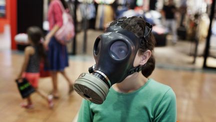 Les Isra&eacute;liens prennent&nbsp;d'assaut les centres de distribution de masques &agrave; gaz, comme ici &agrave; J&eacute;rusalem, le 25 juillet 2012,&nbsp;dans la crainte d'une guerre avec l'Iran. (MENAHEM KAHANA / AFP)