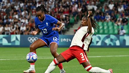 Marie-Antoinette Katoto et Kadeisha Buchanan au duel lors de France-Canada aux Jeux olympiques de Paris 2024, le 28 juillet 2024 au stade Geoffroy-Guichard de Saint-Etienne. (AFP)