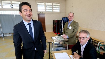 Le candidat de l'UMP aux municipales &agrave; Reims (Marne), Arnaud Robinet, vote pour le second tour, le 30 mars 2014. (FRANCOIS NASCIMBENI / AFP)