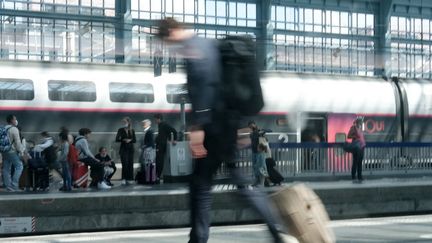 Un passager sur le quai de la gare de Bordeaux (Gironde), le 5 mai 2022. (LAURENT FERRIERE / HANS LUCAS / AFP)