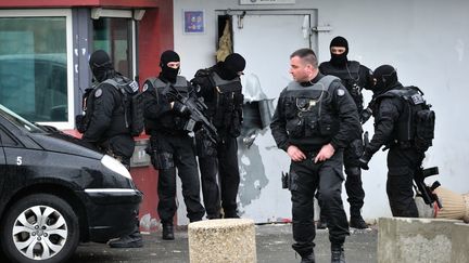 Des membres de l'Eris, unit&eacute; d'intervention p&eacute;nitentiaire, devant la maison d'arr&ecirc;t de Sequedin (Nord), apr&egrave;s l'&eacute;vasion de Redoine Fa&iuml;d, le 13 avril 2013. (PHILIPPE HUGUEN / AFP)