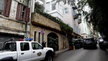 Un véhicule des forces de sécurité intérieure libanaises devant la maison de Carlos Ghosn à Beyrouth (Liban), le 31 décembre 2019. (ANWAR AMRO / AFP)