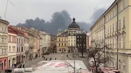 Guerre en Ukraine : un entrepôt de carburant et une usine visés à l’Ouest par des missiles russes