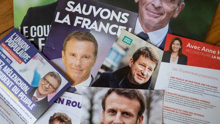 Des tracts des candidats et candidat à l'élection présidentielle 2022, le 27 mars 2022 à Paris. (RICCARDO MILANI / HANS LUCAS / AFP)