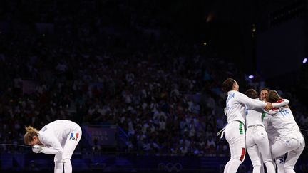 La tristesse d'Auriane Mallo-Breton face à la joie des Italiennes après la dernière touche de la finale de l'épée par équipes, au Grand Palais, le 30 juillet 2024. (FRANCK FIFE / AFP)