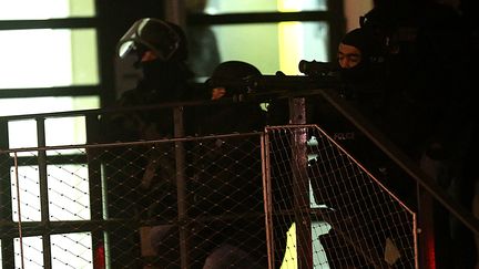 Des policiers m&egrave;nent une perquisition dans le quartier de la Croix-Rouge, &agrave; Reims (Marne), dans la nuit du 7 au 8 janvier 2015. (FRANCOIS NASCIMBENI / AFP)