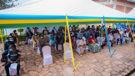 Des personnes attendent de recevoir le vaccin contre le Covid-19 au centre de santé de Muyumba à Kigali, le 5 mars 2021. (HABIMANA THIERRY / ANADOLU AGENCY)