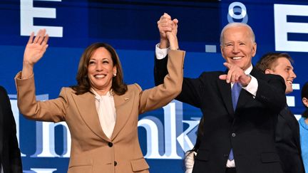 La vice-présidente et candidate à l'élection présidentielle américaine Kamala Harris aux côtés du président Joe Biden lors de la convention du Parti démocrate à Chicago (Etats-Unis), le 19 août 2024. (ROBYN BECK / AFP)