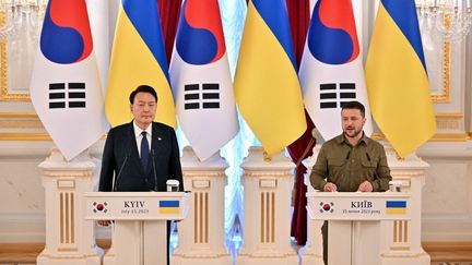 Le président sud-coréen Yoon Suk-yeol (gauche) et le président ukrainien Volodymyr Zelensky lors d'une conférence de presse commune, à Kiev, la capitale ukrainienne, le 15 juillet 2023. (SERGEI SUPINSKY / AFP)