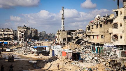 Des déplacés ayant fui Rafah installent des tentes au milieu des ruines de bâtiments à Khan Younès, dans la bande de Gaza, le 16 mai 2024. (AFP)