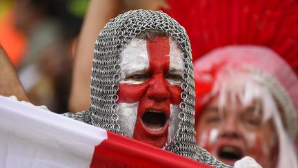 En cotte en mailles, cet Anglais rejoue les classiques de la Guerre de Cent Ans, le 14 juin avant le match contre l'Italie &agrave; Manaus. (FABRICE COFFRINI / AFP)