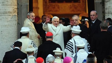 Le Pape Benoit XVI, avec le rabbin Ricardo di Segni (à gauche), à son arrivée à la synagogue de Rome le 17 janvier 2010 (AFP - Alberto Pizzoli)