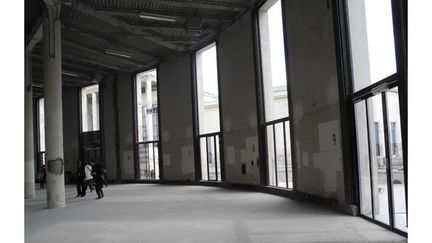 Ce grand espace récupéré au rez de chaussée du Palais de Tokyo est encore en friche. La partie la plus au sud, avec de grandes fenêtres sur la Seine, sera investie dans quelques mois par un restaurant et une nouvelle entrée y sera aménagée
 (Photo Valérie Oddos / Culturebox)