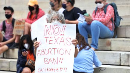 Une manifestante&nbsp;brandit une pancarte "Non à l'interdiction de l'avortement au Texas ! Indignée !" lors d'un rassemblement pour les droits reproductifs à New York (Etats-Unis), le 1er septembre 2021. (MICHAEL M. SANTIAGO / GETTY IMAGES NORTH AMERICA / AFP)