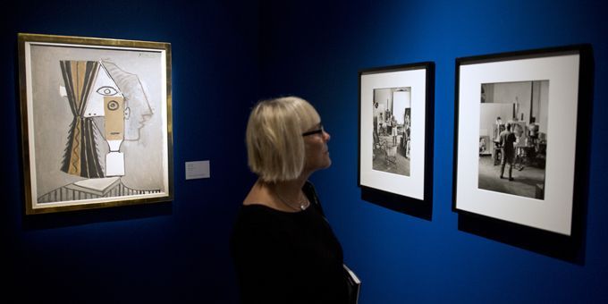 Toile &quot;Tête de femme&quot; et photographies de Picasso dans son atelier
 (JONATHAN NACKSTRAND / AFP)