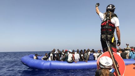 Des sauveteurs du navire "Ocean Viking" participent à une opération à 40 milles environ des côtes libyennes, lundi 12 août 2019. (ANNE CHAON / AFP)