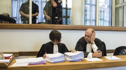 L'avocat de Lylian Legrand, Eric Dupont-Morreti, échange avec son assistante avant l'ouverture du procès de son client, lundi 10 octobre 2016 à la cour d'assises du Nord. (DENIS CHARLET / AFP)