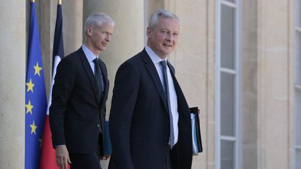 Bruno Le Maire, ministre de l'Economie, des Finances et de la Relance, et Franck Riester, ministre délégué chargé du commerce extérieur, sur le perron de l'Elysée, le 11 mai 2022. (S?BASTIEN MUYLAERT / MAXPPP)