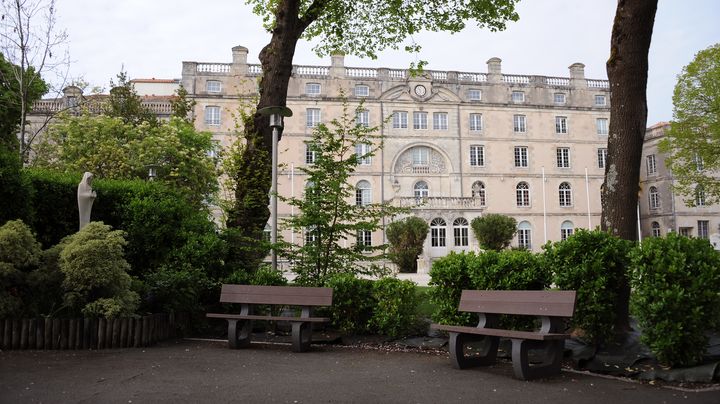 527 personnes doivent se soumettre &agrave; un test ADN au lyc&eacute;e F&eacute;nelon de La Rochelle (Charente-Maritime), &agrave; partir du lundi 14 avril, pour tenter d'identifier l'agresseur d'une &eacute;l&egrave;ve. (XAVIER LEOTY / AFP)