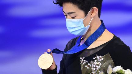 Nathan Chen remporte un troisième titre mondial consécutif, le 27 mars 2021. (JONATHAN NACKSTRAND / AFP)