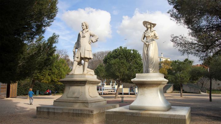 La statue en réalité augmentée d'Elisabeth Vigée Le Brun installée à côté de celle de Pierre Puget, au parc Borély de Marseille. (SNAPCHAT)