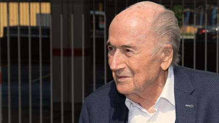 Sepp Blatter à la sortie du bâtiment de l'Office du Procureur général de la Suisse, le 9 août 2022 à Zurich. (SEBASTIEN BOZON / AFP)