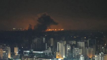 De la fumée s'échappe d'un quartier de la banlieue sud de Beyrouth (Liban), après une frappe aérienne de l'armée israélienne dans la nuit du 4 au 5 octobre 2024. (ETIENNE TORBEY / AFP)