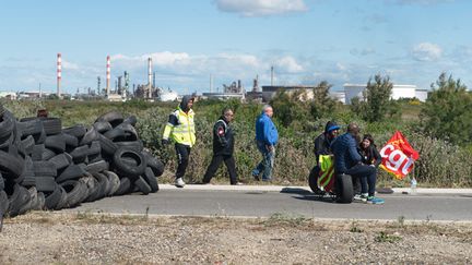 &nbsp; (La CGT bloque le dépôt pétrolier de fos-sur-Mer depuis la nuit de dimanche à lundi © MaxPPP)