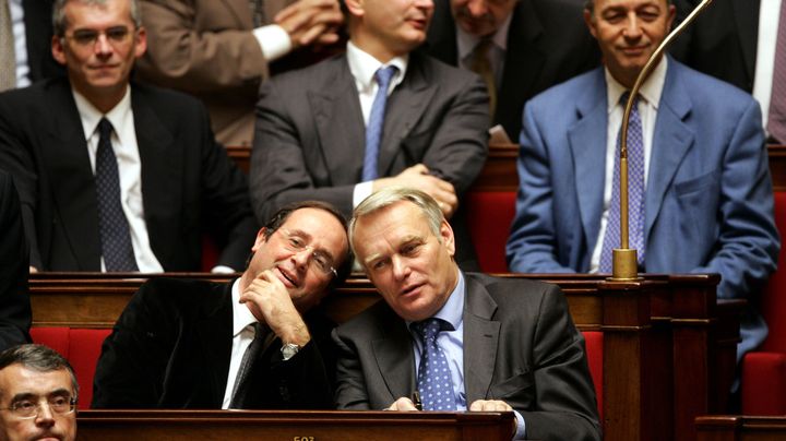 Jean-Marc Ayrault et Fran&ccedil;ois Hollande discutent lors d'une s&eacute;ance de questions au gouvernement, le 15 novembre 2005 &agrave; l'Assembl&eacute;e. ( REUTERS)