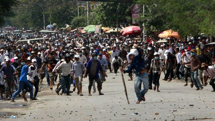 12 novembre 2013, les salari&eacute;s cambodgiens du textile manifestent &agrave; Phnom Penh pour de meilleurs conditions de travail (KHEM SOVANNARA / AFP)