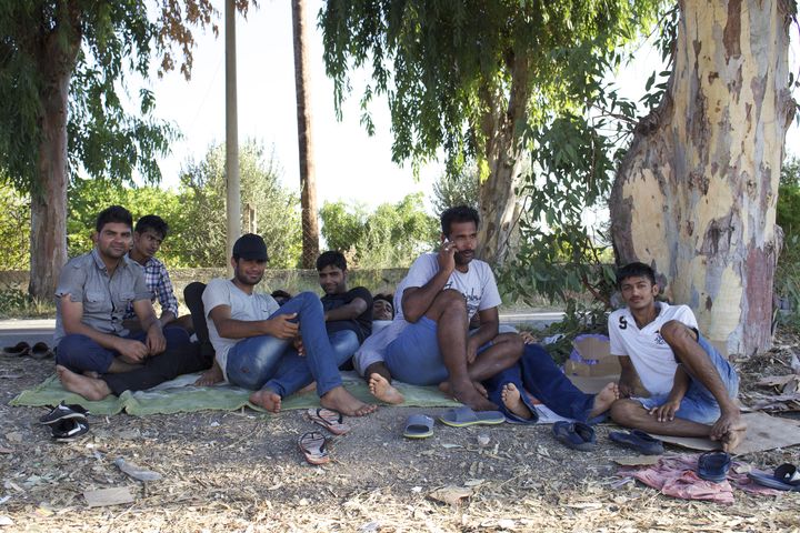 Un groupe de migrants pakistanais se reposent au bord d'une route &agrave; Kos (Gr&egrave;ce), le 19 ao&ucirc;t 2015. (BENOIT ZAGDOUN / FRANCETV INFO)