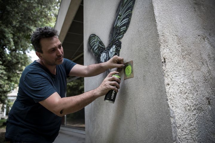 L'artiste C215 au travail le 18 juin 2019à l'hôpital psychiatrique Sainte-Anne à Paris&nbsp; (THOMAS SAMSON / AFP)