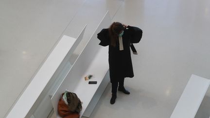 Une avocate porte un masque de protection au Palais de justice de Paris, le 20 avril 2020, 33e jour de confinement de la France pour cause de coronavirus. (LUDOVIC MARIN / AFP)