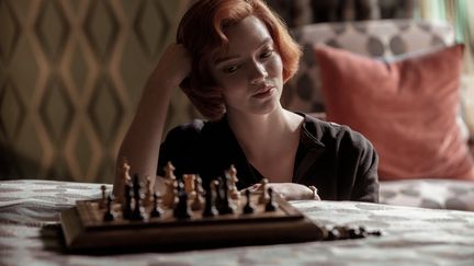 Beth Harmon, prodige des échecs dans Le Jeu de la Dame, la série la plus vue sur Netflix.