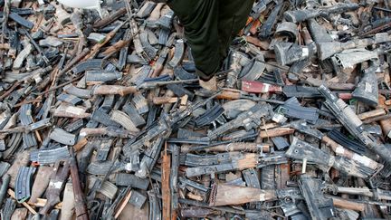 Des milliers d'armes saisies sont rassembl&eacute;es afin d'&ecirc;tre d&eacute;truites &agrave; Ciudad Juarez (Mexique), le 16 f&eacute;vrier 2012. (JESUS ALCAZAR / AFP)