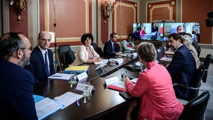 Le Premier ministre, Edouard Philippe, et une partie du gouvernement participent à une visioconférence avec des associations d'élus, le 29 avril 2020, à Matignon. (PHILIPPE LOPEZ / AFP)