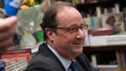 L'ancien président de la République, François Hollande, le 28 novembre 2018, lors d'une séance de dédicaces de son livre "Les Leçons du pouvoir" (Stock), à Nantes (Loire-Atlantique). (ESTELLE RUIZ / NURPHOTO / AFP)