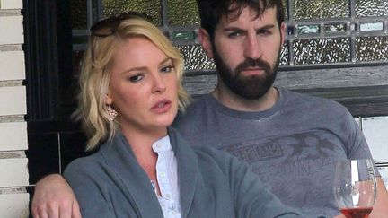 Ils ont pas l'air &eacute;panouis l&agrave;, les tourtereaux Katherine Heigl et Josh Kelley? Heureusement qu'ils vont adopter un nouvel enfant, &ccedil;a va les rapprocher. Mouarf! (WENN / SIPA)